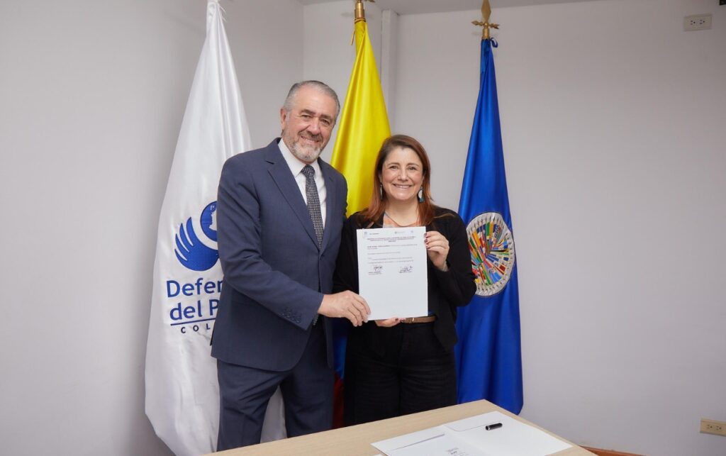 Defensora del Pueblo Iris Marín y Roberto Menéndez durante la firma del Memorando.