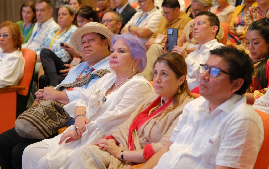 Delegaciones internacionales escuchan el discurso de Petro en el foro sobre migración