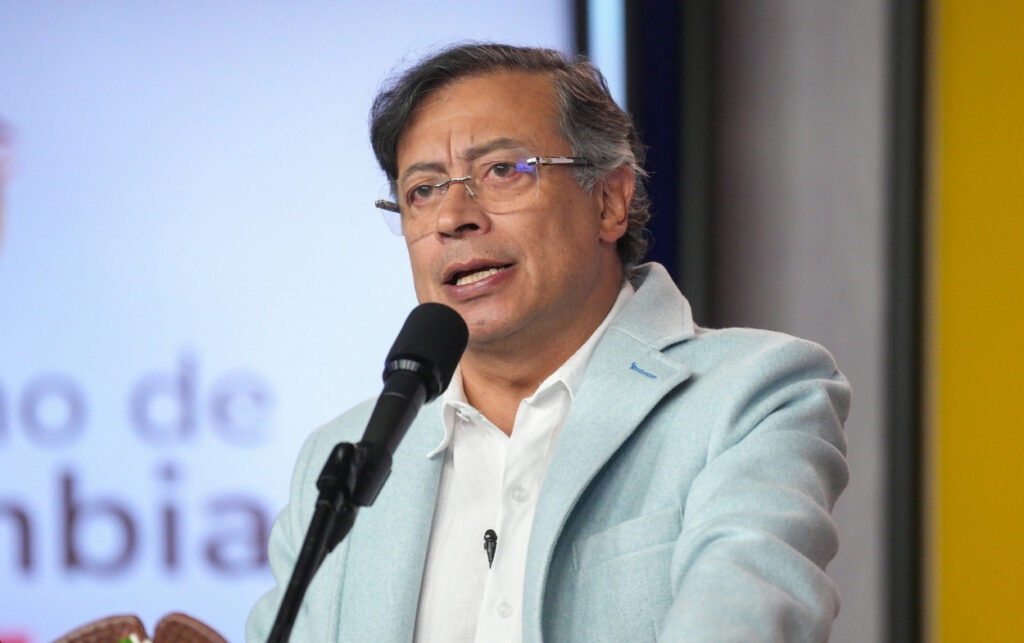 El presidente Gustavo Petro cuestiona la elección de Carlos Camargo en la Corte Constitucional.