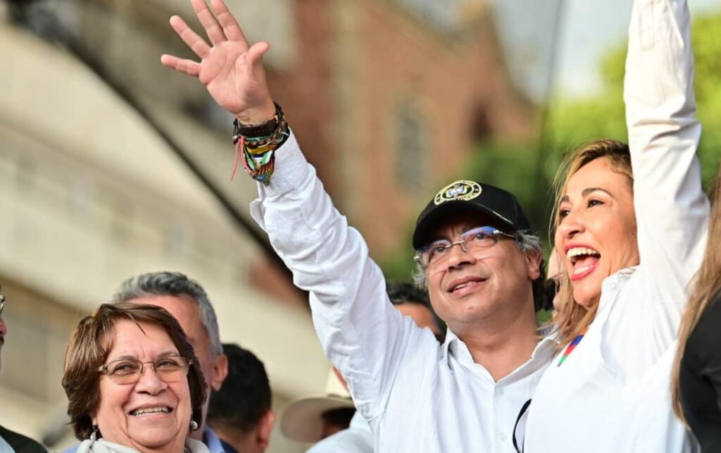 El presidente Gustavo Petro durante el anuncio de las mejoras salariales para policías y soldados en Bucaramanga