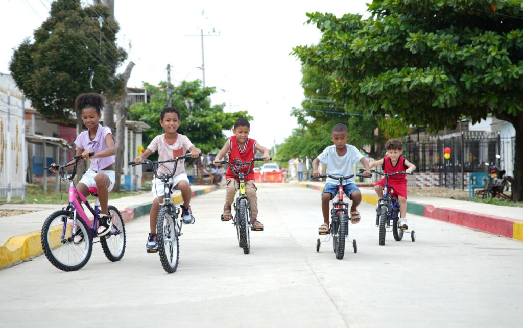 Entrega de bicicletas a niños del Callejón Carrillo Cartagena.