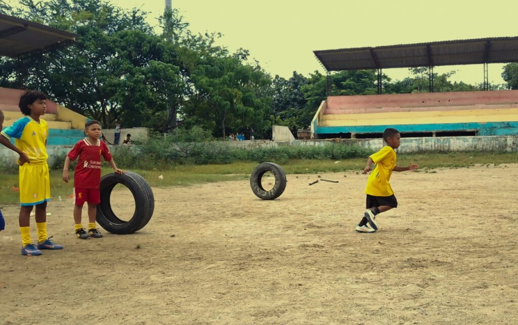 Escuela de fútbol en Cartagena pide cancha digna para sus 60 niños.