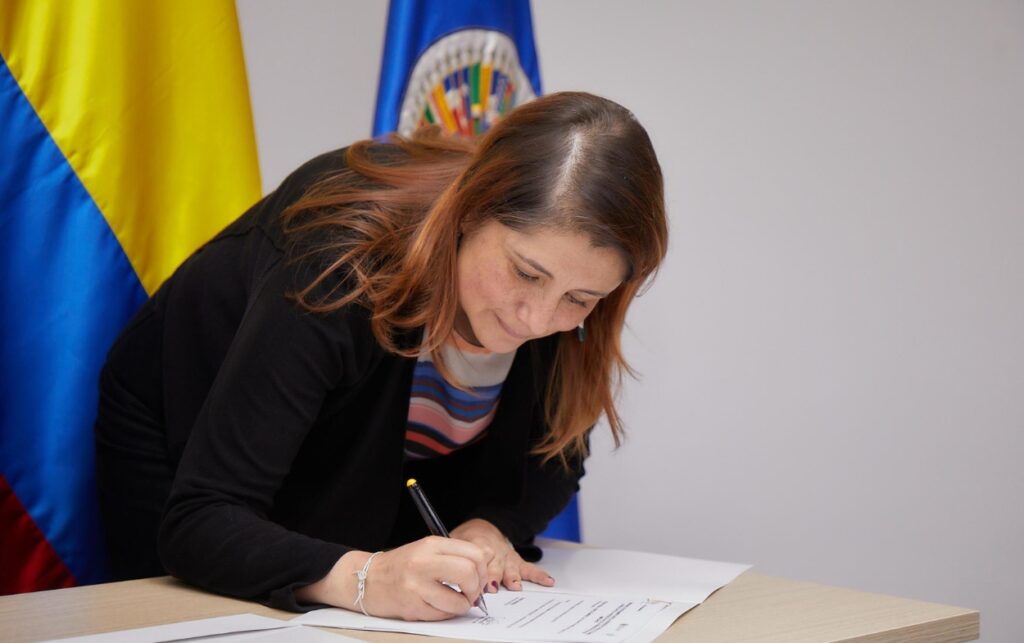 Firman acuerdo con respaldo internacional para la paz en Colombia.