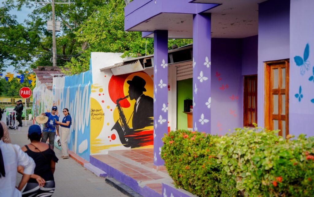 Gobernador Yamil Arana inaugura murales con realidad aumentada.