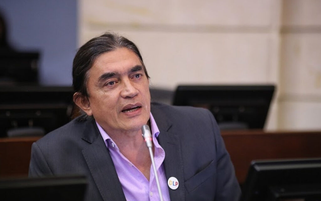 Gustavo Bolívar critica reelección indefinida de Nayib Bukele.