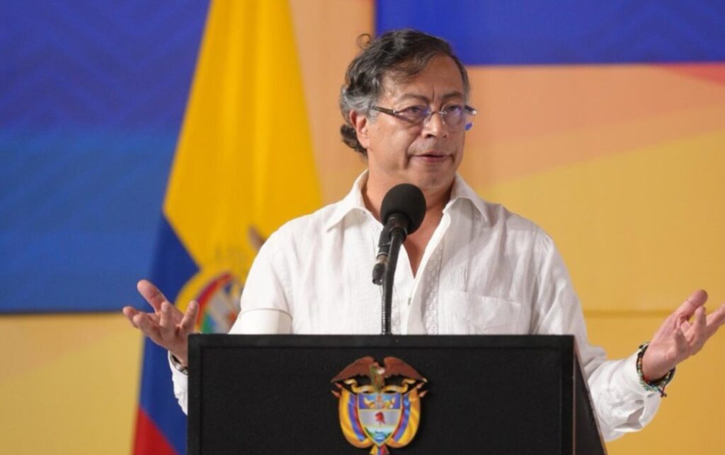 Gustavo Petro respalda a Edwin Palma en controversia con la revista Cambio.