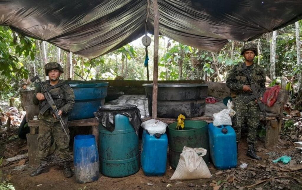 Laboratorio de drogas destruido por las Fuerzas Armadas en Colombia durante operación antidrogas.