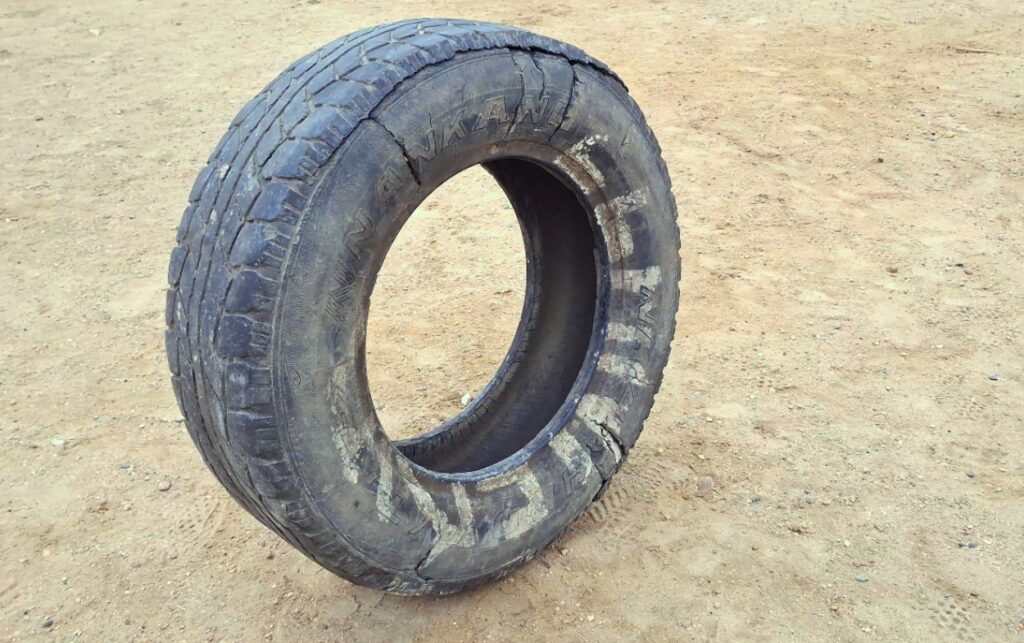Llantas usadas como arquerías en la escuela de fútbol del Pozón.
