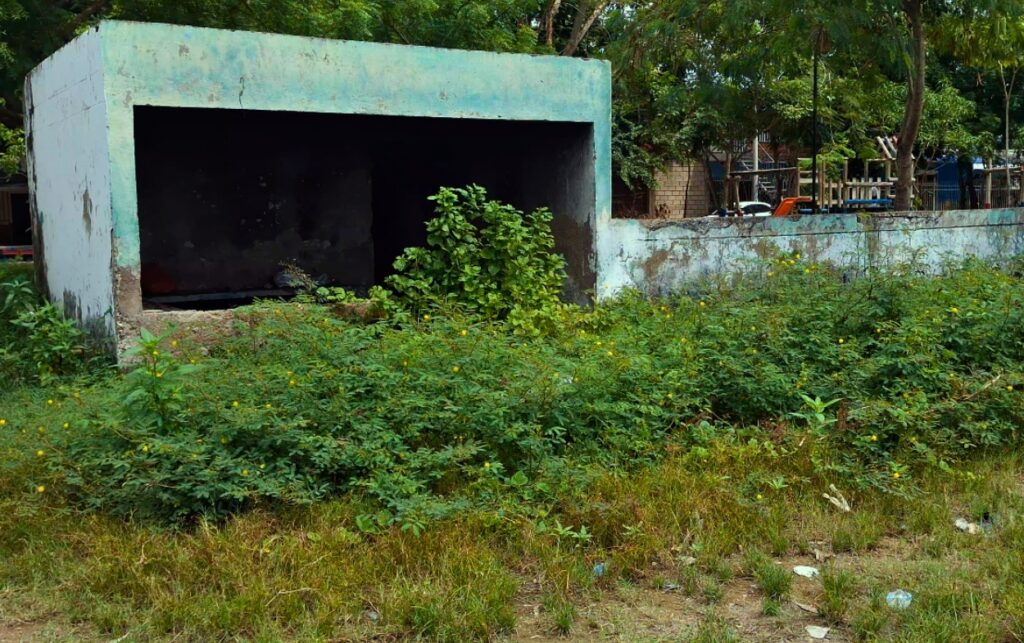 Maleza y basura alrededor de la cancha de la escuela de fútbol en El Pozón.
