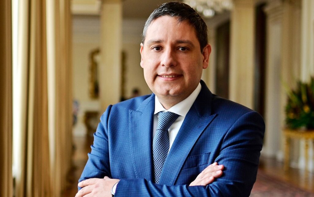 Mauricio Lizcano critica la descertificación de Colombia como un acto político.