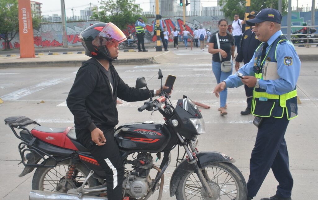 Motos invadiendo carril exclusivo de Transcaribe en Cartagena.// Foto: cortesía.