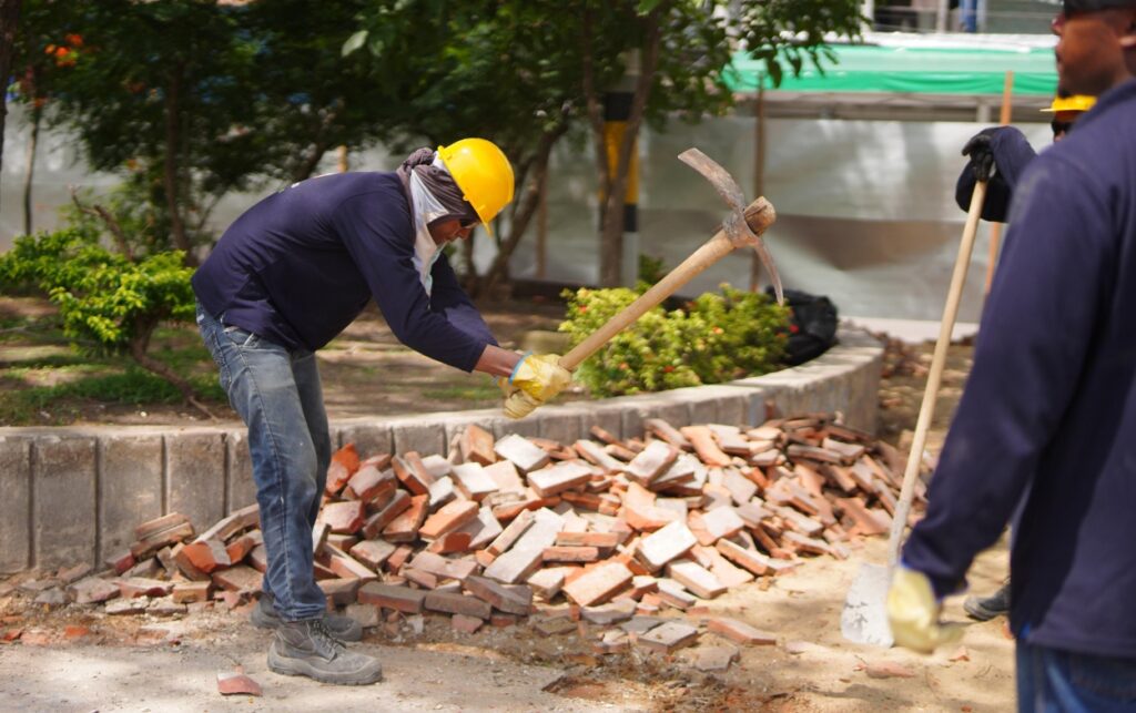 Obras de renovación urbana en el Reloj Floral de Cartagena.