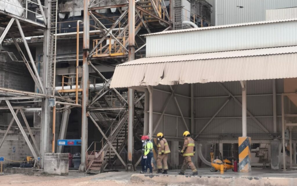 Personal de la empresa y bomberos coordinan acciones en el Puesto de Comando Unificado.