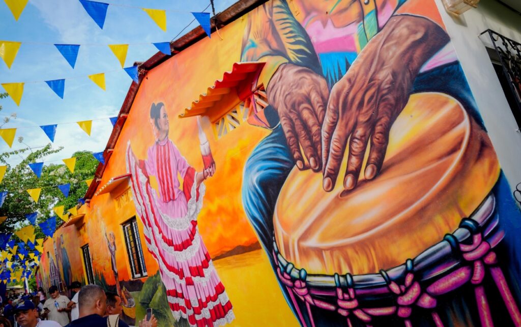 Propios y visitantes disfrutan de murales inteligentes en el Callejón de la Relojera.