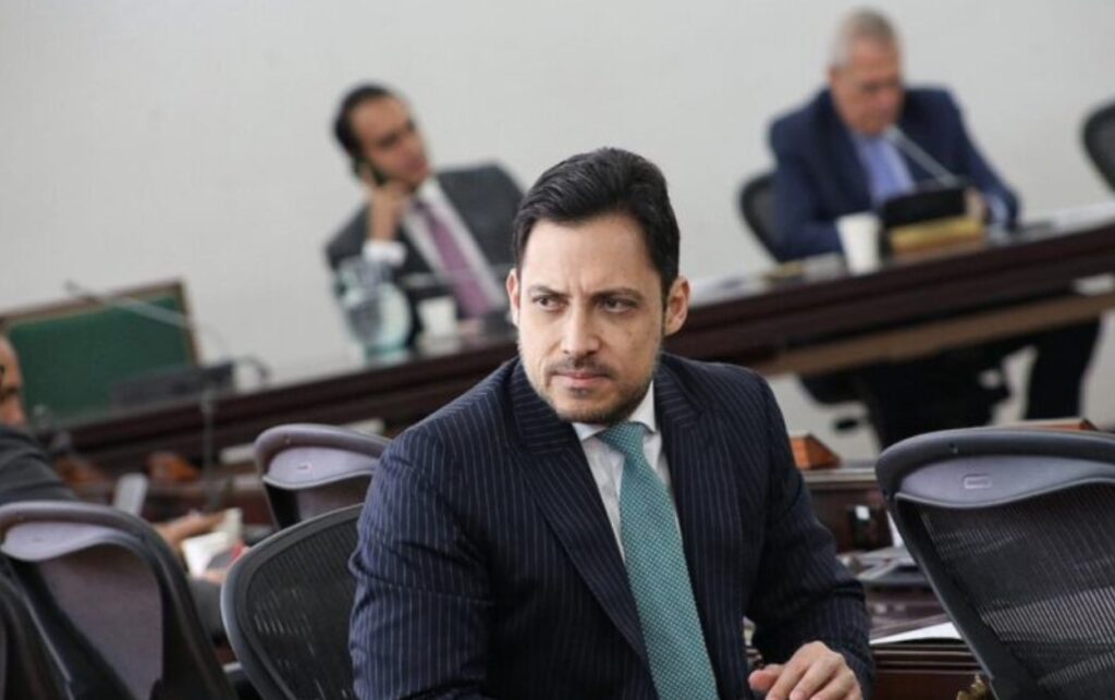 Senador Carlos Fernando Motoa durante la ponencia del Referendo por las Regiones en el Senado.