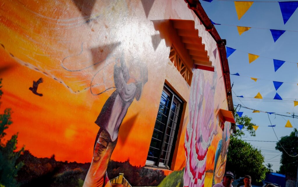 Vecinos celebran la transformación del Callejón de la Relojera.