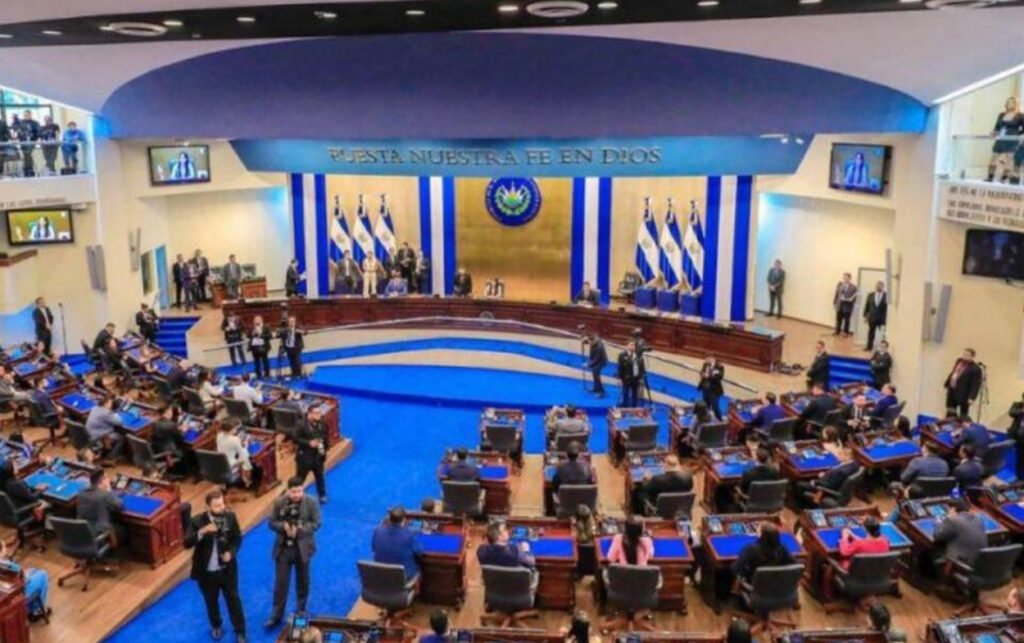 Vista del Parlamento de El Salvador donde se aprobó la reforma que habilita la reelección indefinida de Nayib Bukele.