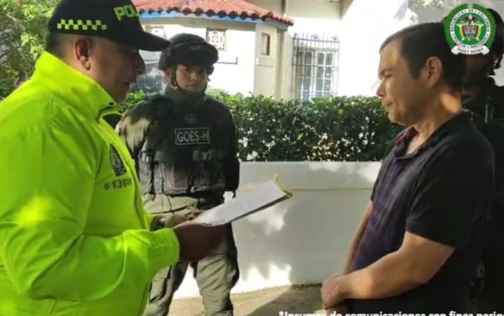 Agentes de la Policía Nacional presentan a los capturados durante el operativo. 