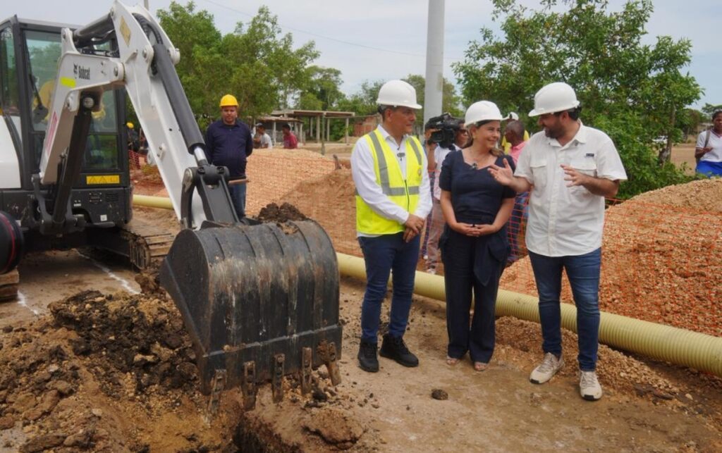Alcalde Dumek Turbay, gobernador Yamil Arana y la ministra de vivienda Helga Rivas durante el acto de inicio. 
