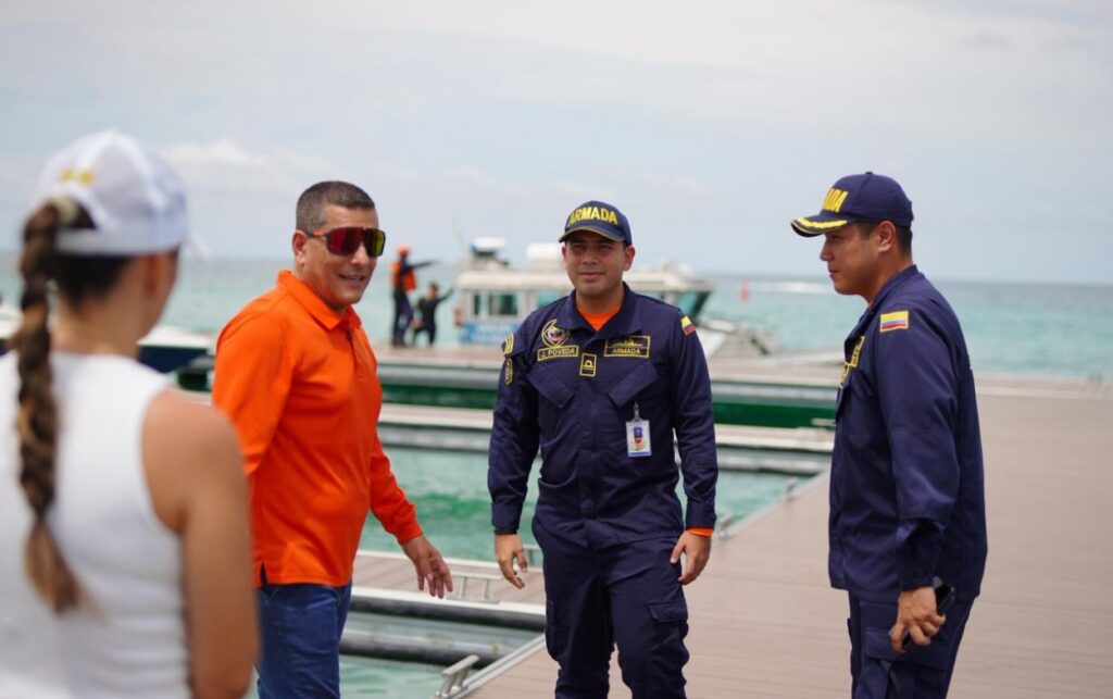Alcalde Dumek Turbay junto a las autoridades marítimas durante la entrega del muelle en Playa Blanca.