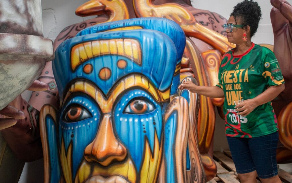 Artesanos trabajan en el taller rodeados de murales inspirados en la cultura afro y mestiza.