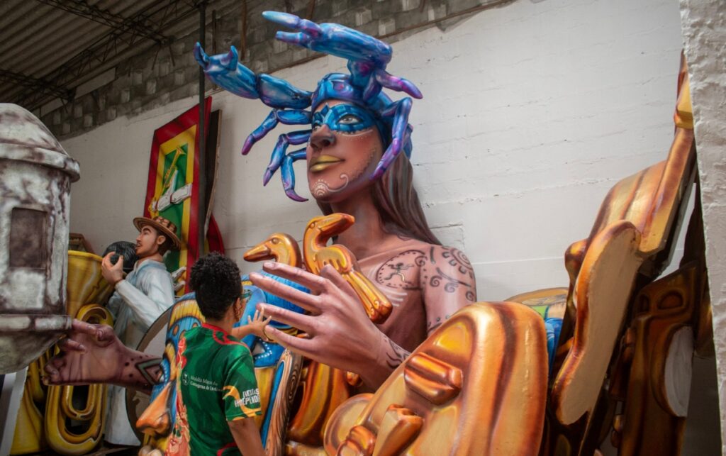 Artista Maritza Zúñiga revisa una escultura monumental del proyecto Plástica Novembrina 2025. 