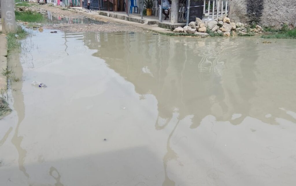 Comunidad exige al Distrito intervenir calles de Campamento. 