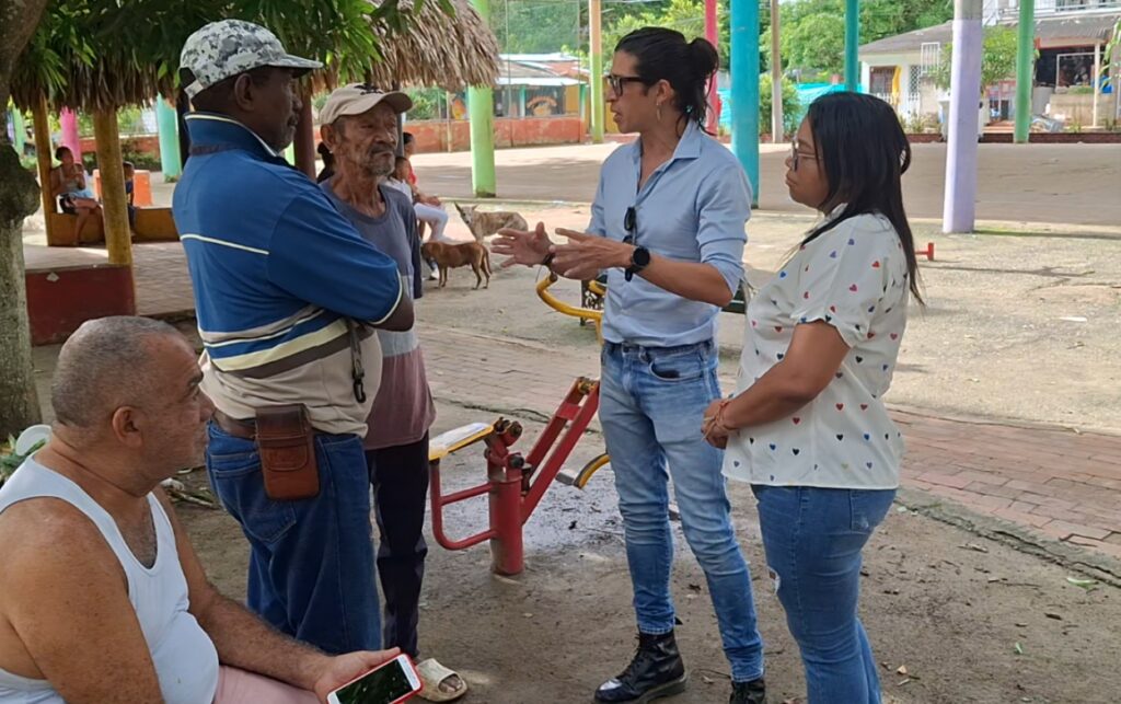 Funcionarios de Prosperidad Social dialogan con adultos mayores de Malagana sobre los beneficios de la Reforma Pensional. 