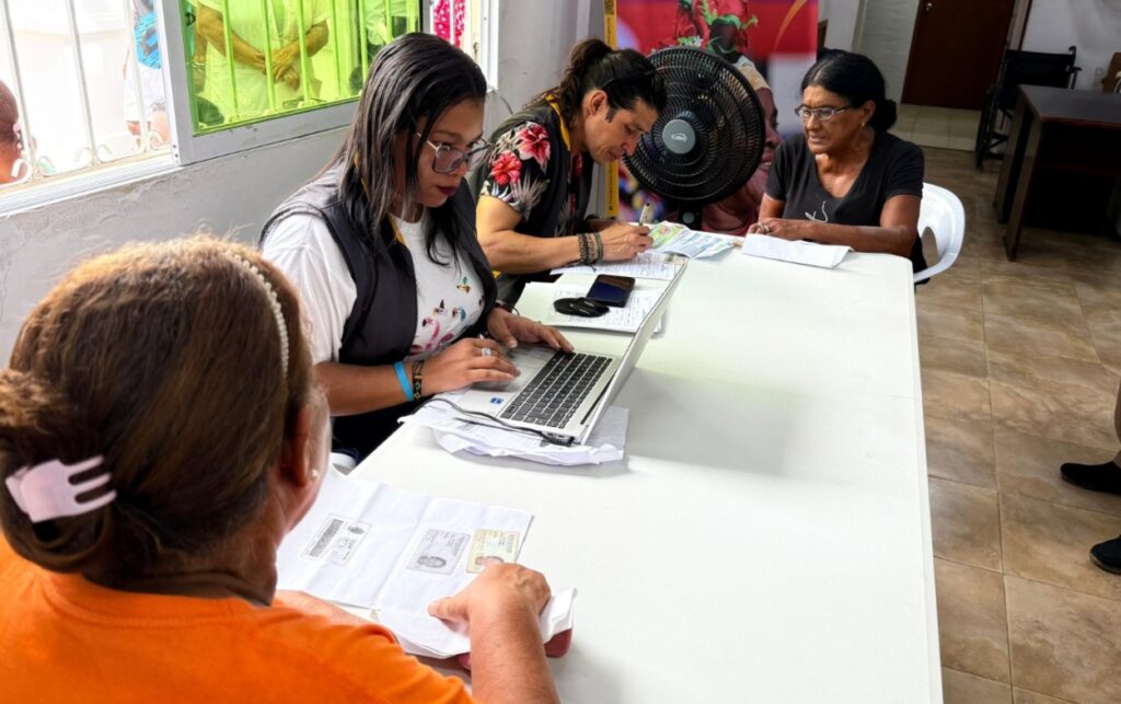 Funcionarios de Prosperidad Social en jornada de inscripción en Cartagena