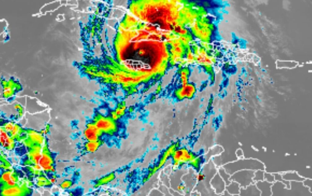 Imagen satelital muestra el desplazamiento del huracán Melissa en el Caribe..