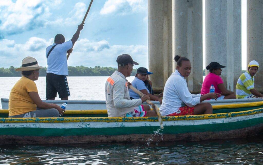 Los pescadores de la Boquilla en uno de los puntos más críticos de la Ciénaga de la Virgen.