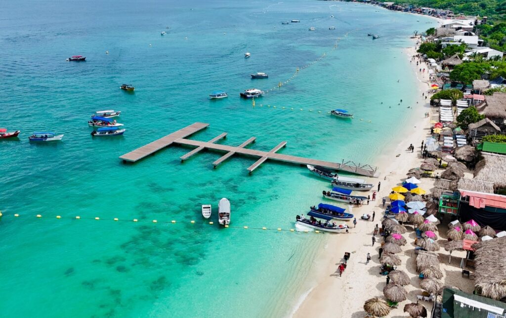 Nativos celebran obra que mejora el acceso marítimo en Playa Blanca.