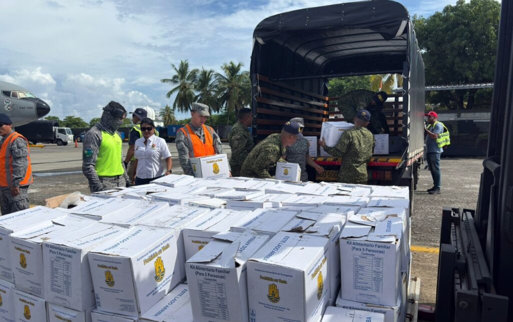 Personal de la Fuerza Aeroespacial prepara kits de emergencia.