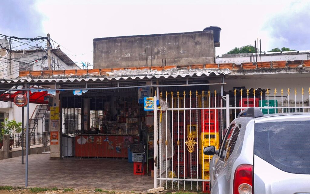 Tendero afectado por malos olores del basurero satélite.