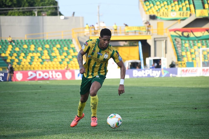 Jugador del Real Cartagena contrala el balón durante uno de los partidos del equipo heroico en los cuadrangulares. Foto: Cortesía-Real Cartagena.