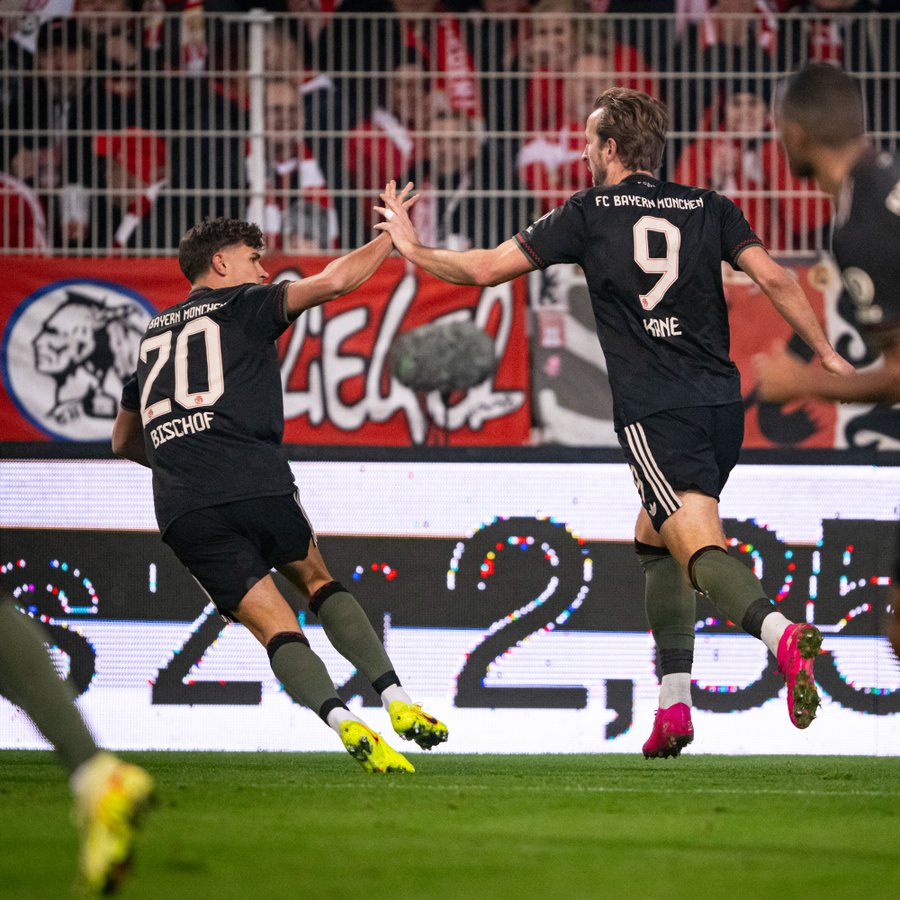 Harry Kane (9) celebra su gol con el cual le dio el empate agónico al Bayern Múnich. Foto: Cortesía- Bayern Múnich.