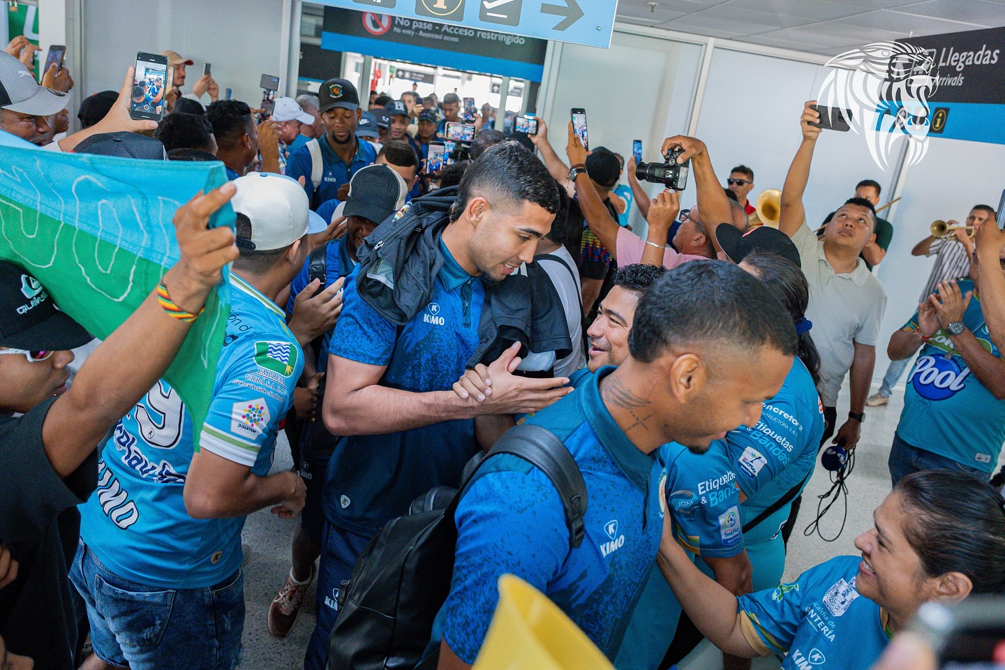 Aficionados de Jaguares reciben a los jugadores de Jaguares a la llegada del equipo a Montería, luego de obtener el ascenso a la A. Jaguares FC.