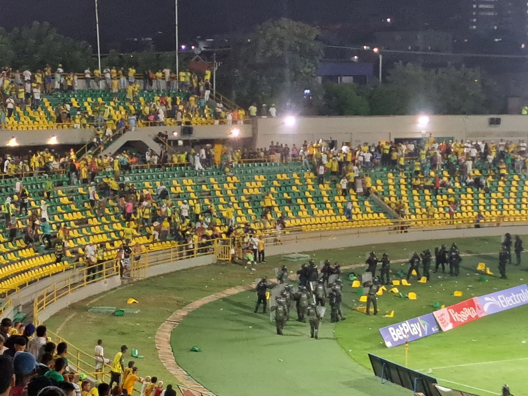 Momentos de caos y terror se vivieron en el Jaime Morón donde la Policía tuvo que intervenir. Foto: Redes Sociales.