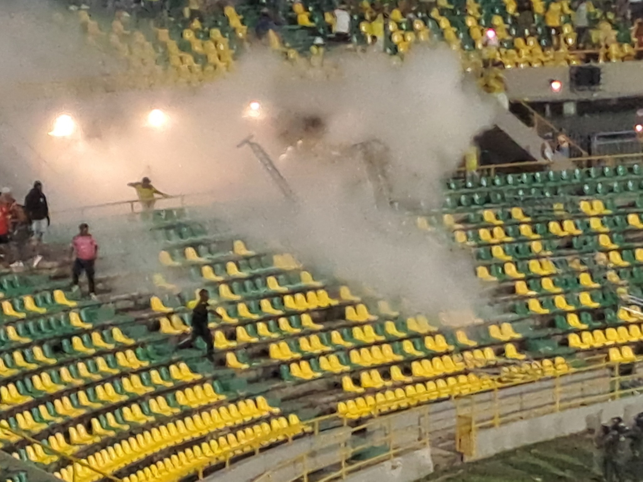 Fuertes disturbios se presentaron en el estadio, tras el intento de invasión de algunos hinchas del Real Cartagena. Foto: Redes Sociales.