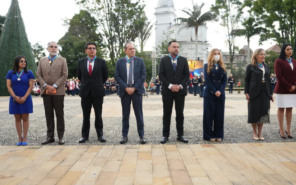 Algunos ministros condecorados posaron en fila durante la ceremonia, cada una usando medallas al mérito en el pecho.