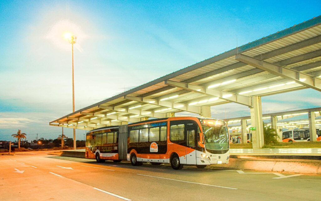 Buses articulados de Transcaribe operado por Sotramarc estacionados en una de las terminales del sistema en Cartagena.