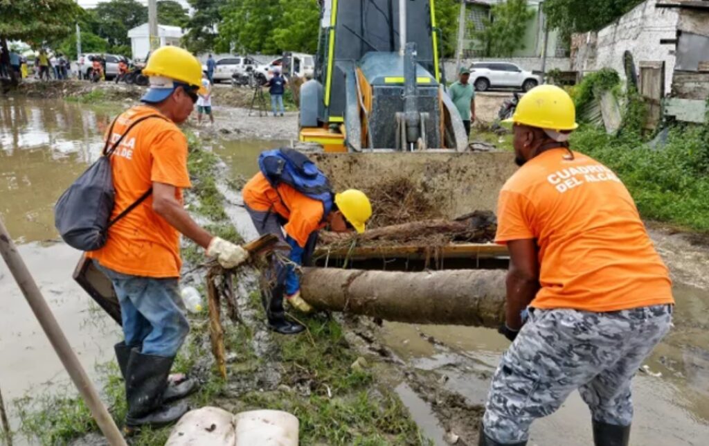 Canales de la muerte contrastistas realizando labores de limpieza de canales. 