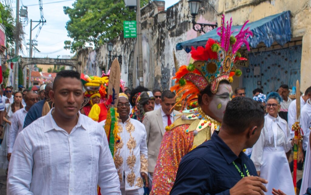 Desfile con comparsas y trajes tradicionales por las calles de Getsemaní.