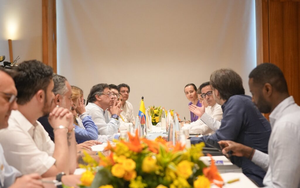 El presidente Gustavo Petro encabeza una reunión de trabajo junto a su equipo ministerial, abordando temas de política exterior y justicia. 
