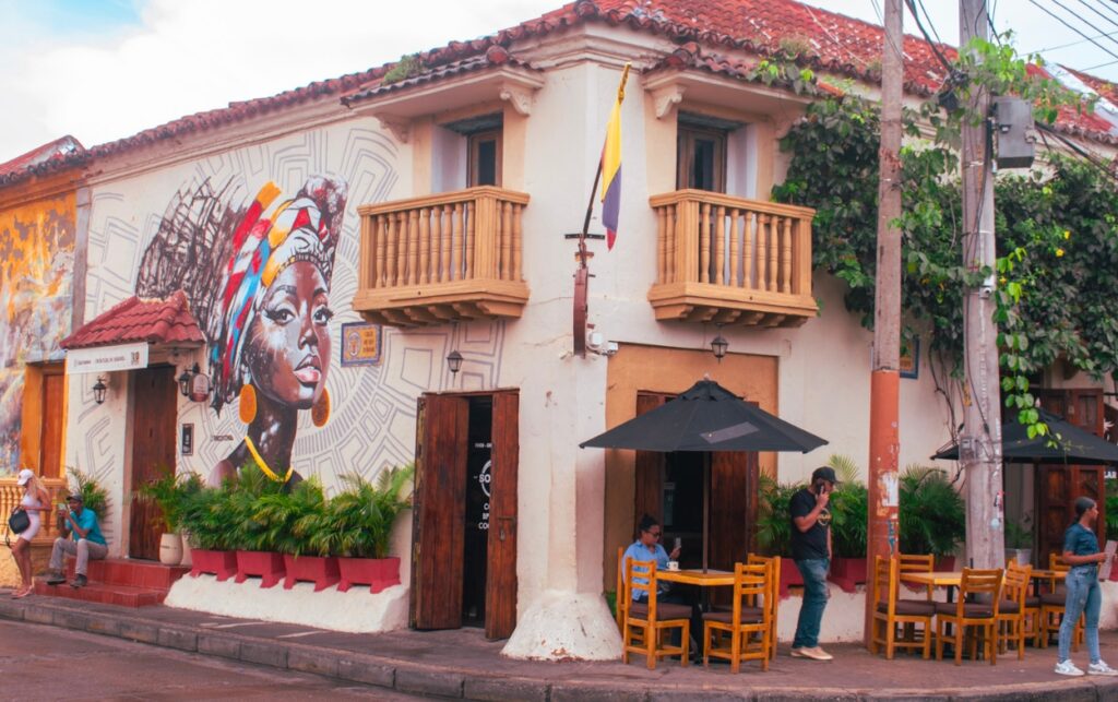 Esquina emblemática de Getsemaní con mural artístico y bandera nacional en el marco de los 214 años de independencia.// Foto: Infomilenials