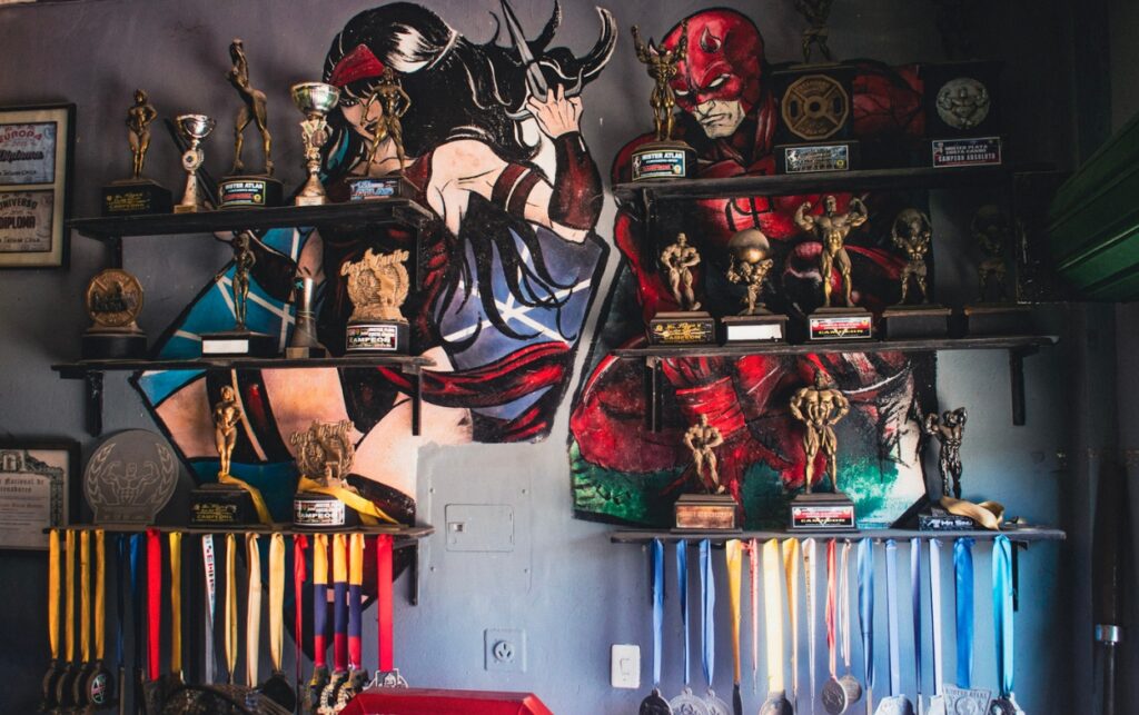 Estantería de trofeos y medallas del fisicoculturismo en el gimnasio de Los Clásicos del Hierro en Cartagena.