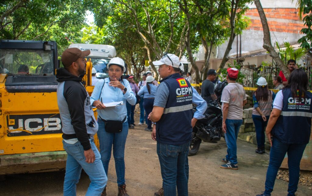 Funcionarios del Distrito inspeccionan obras viales en La Carolina, durante jornada de socialización con la comunidad. 