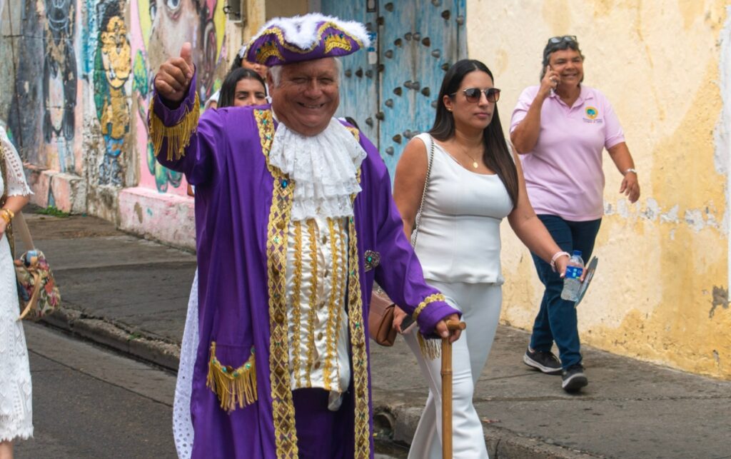 Hombre vestido de época saluda durante la conmemoración de los 214 años de independencia en Getsemaní. 