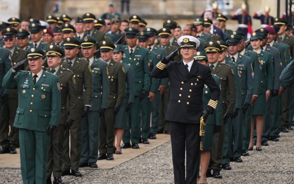 Integrantes de las Fuerzas Militares y de la Policía Nacional saludan en formación durante la ceremonia en la Plaza de Armas.