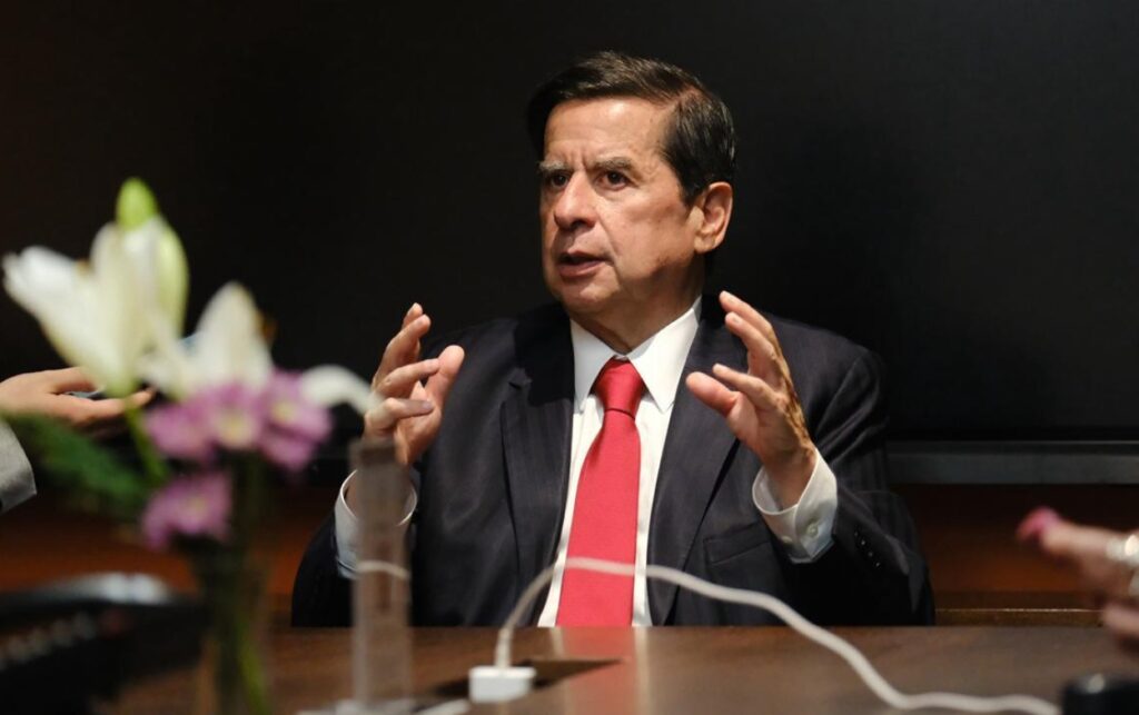 Juan Fernando Cristo analizando su proyecto presidencial. 